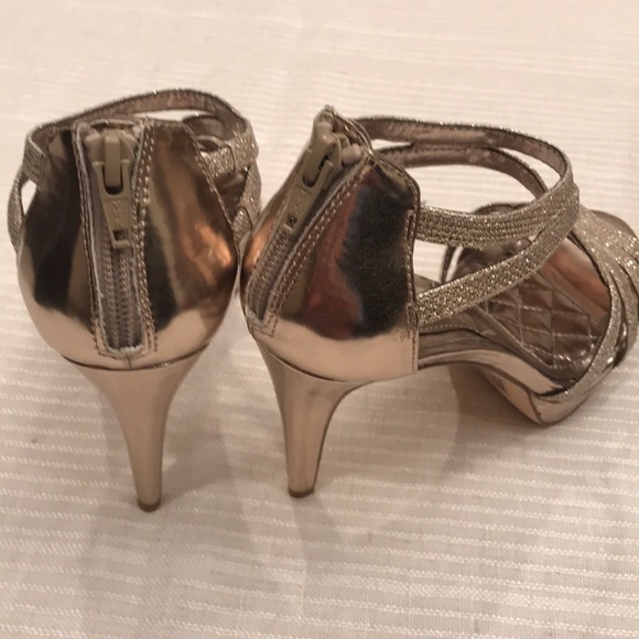👠 Stunning Alfani  Sparkly Gold Heels 6.5m EUC 👠 - Picture 5 of 8